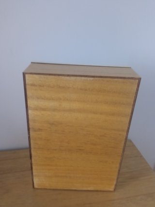 Caja de madera con compartimentos