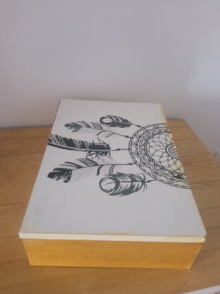Caja de madera con compartimentos