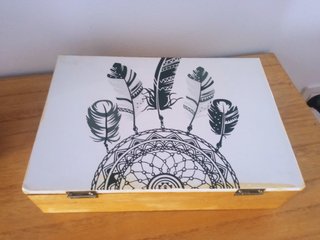 Caja de madera con compartimentos