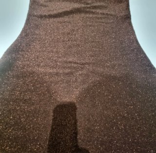 Vestido marrón brillante y senzillo.