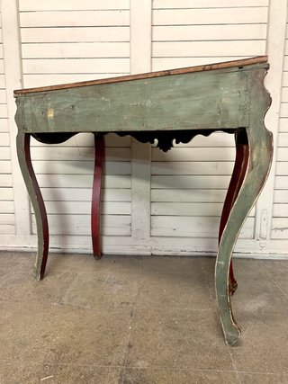 Consola de madera . Tallada