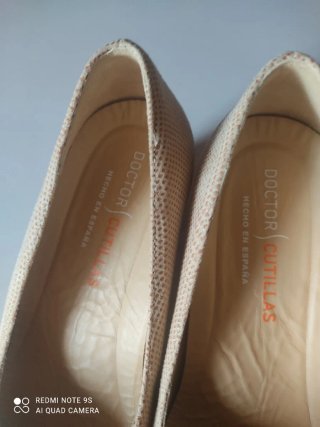 Zapatos de vestir Pitillos mujer beige y dorados