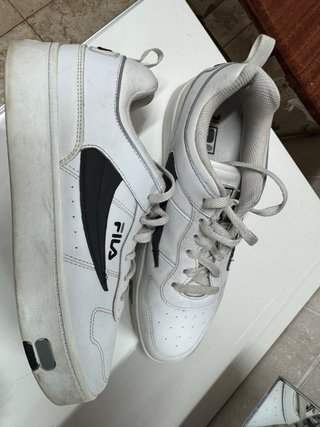 Zapatillas Fila Blancas y Negras