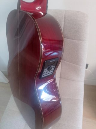 Guitarra flamenca autoamplificada