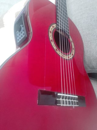 Guitarra flamenca autoamplificada