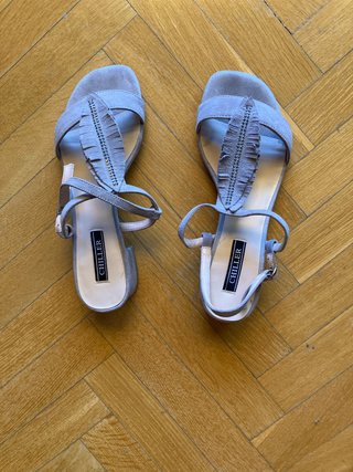 Sandalias grises Chiller con detalle de plumas