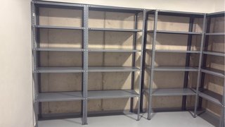 Scaffali metallici grigi