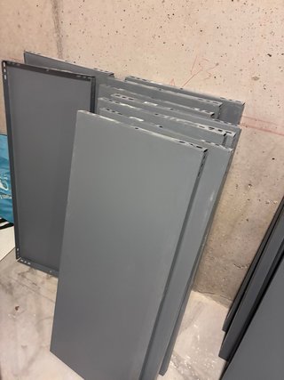 Scaffali metallici grigi