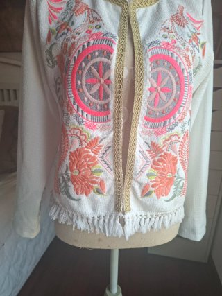 Chaqueta bordada verano multicolor. Talla S 40/42
