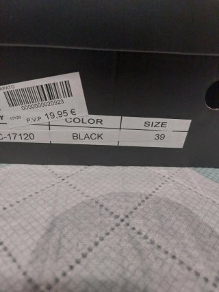 Zapatos de aguja negros con pedrería