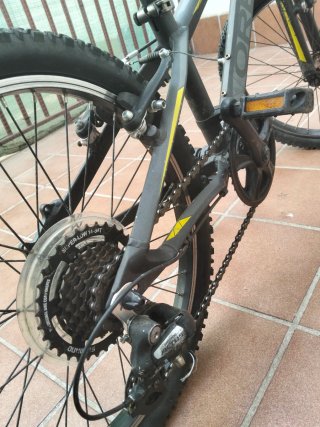 Bicicleta Orbea Negra y Amarilla