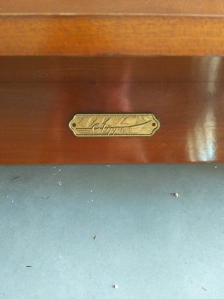 Repisa de madera maciza con detalle metálico