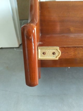 Repisa de madera maciza con detalle metálico