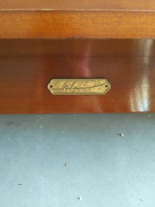 Repisa de madera maciza con detalle metálico