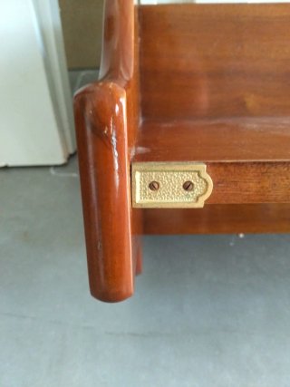 Repisa de madera maciza con detalle metálico