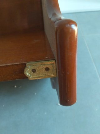 Repisa de madera maciza con detalle metálico