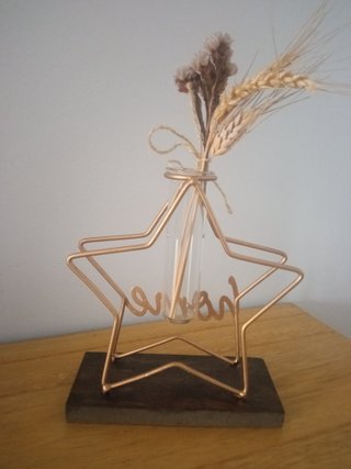 Florero estrella pequeño con base de madera.