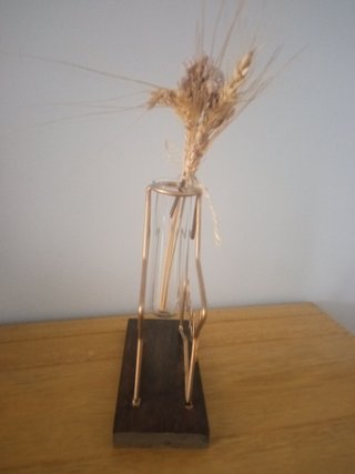 Florero estrella pequeño con base de madera.