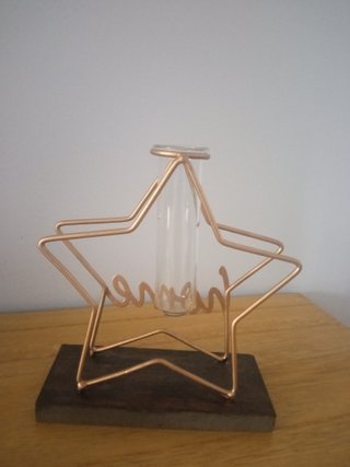 Florero estrella pequeño con base de madera.