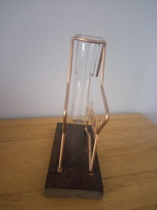 Florero estrella pequeño con base de madera.