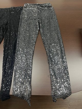 Pantalones de lentejuelas negros y plateados