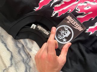 Camiseta Hellstar Negra y Rosa