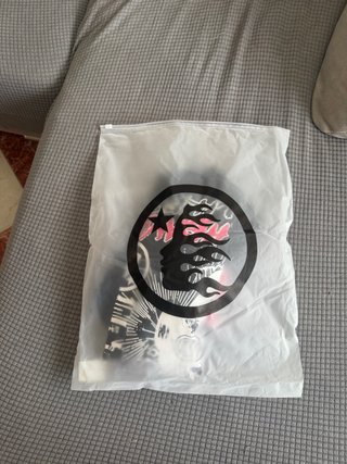 Camiseta Hellstar Negra y Rosa
