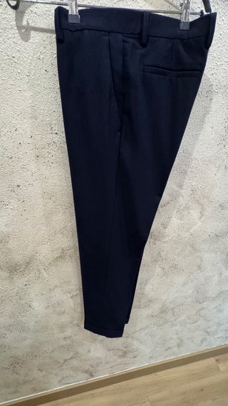 Traje azul marino con corbata