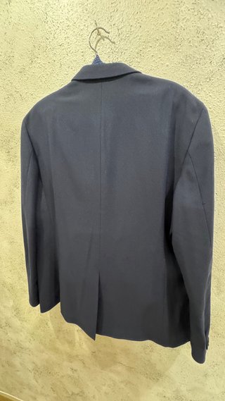 Traje azul marino con corbata
