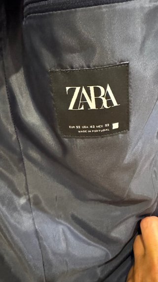 Traje azul marino con corbata