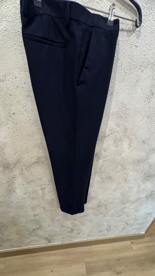 Traje azul marino con corbata