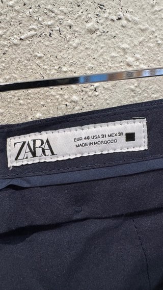 Traje azul marino con corbata