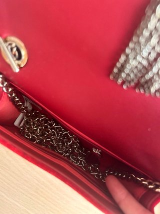 Bolso Valentino Terciopelo Rojo con Cadena Dorada