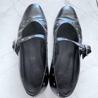Merceditas Bryan negras con tachuelas