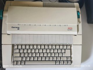 Máquina de escribir eléctrica AEG Olympia Carrera