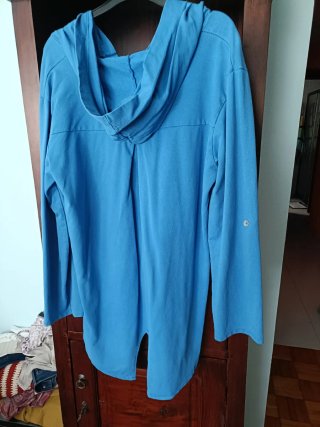 Camisola azul con capucha y pedrería