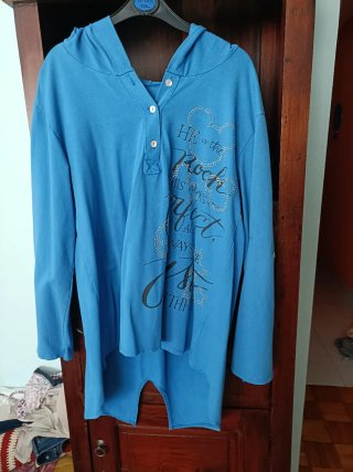 Camisola azul con capucha y pedrería