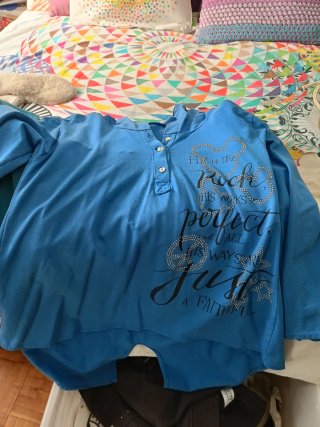 Camisola azul con capucha y pedrería
