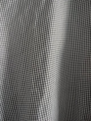 Pertegaz.Camisa de manga larga gris de cuadritos.