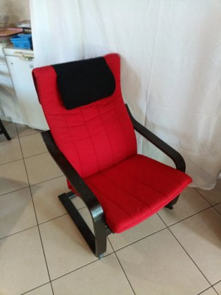 Sedia a dondolo Ikea Poang rossa