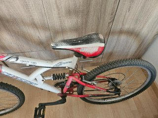 Bicicleta de montaña le falta incoar las ruedas