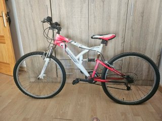 Bicicleta de montaña le falta incoar las ruedas