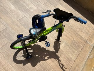Bicicleta infantil verde y azul