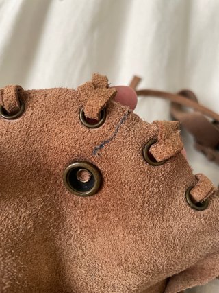 Bolso pequeño de cuero con flecos