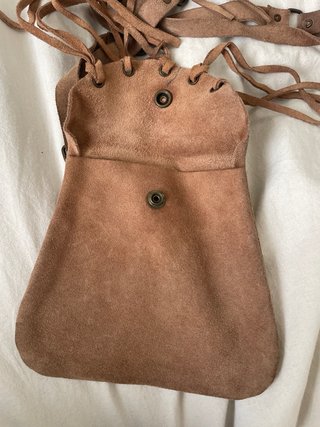 Bolso pequeño de cuero con flecos