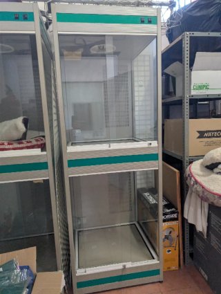 Vitrina / Terrario Expositor con Luz y Ventilación