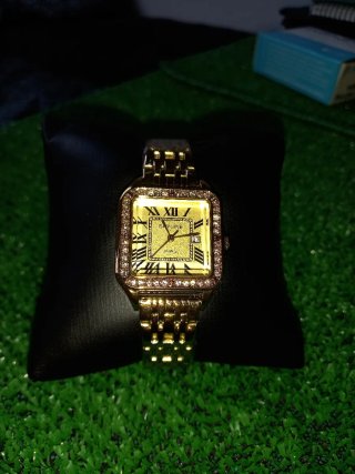 Reloj Skyline Dorado con Cristales