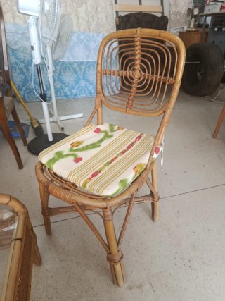 Mesa baja de mimbre con 5 sillas