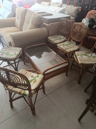 Mesa baja de mimbre con 5 sillas