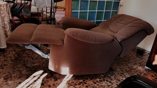 Sofá reclinable de tela marrón